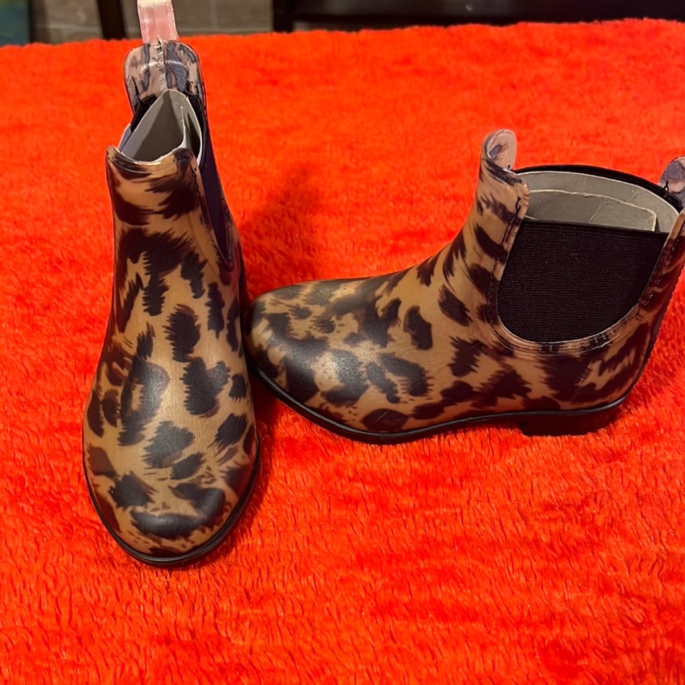 Girls' dark Leopard rain boots. Dress like a Diva. Suze 9 new no tags
